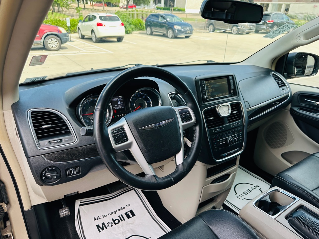 Photo 12 of this CHRYSLER TOWN & COUNTRY