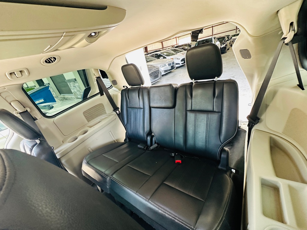 Photo 17 of this CHRYSLER TOWN & COUNTRY