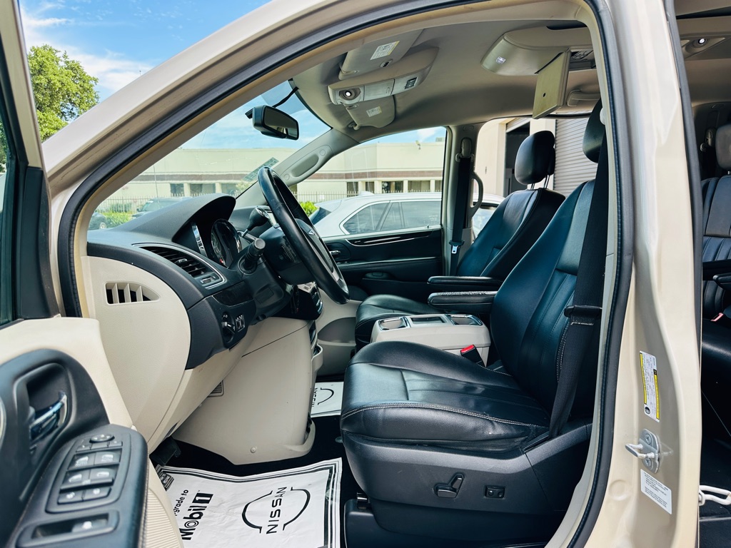 Photo 11 of this CHRYSLER TOWN & COUNTRY