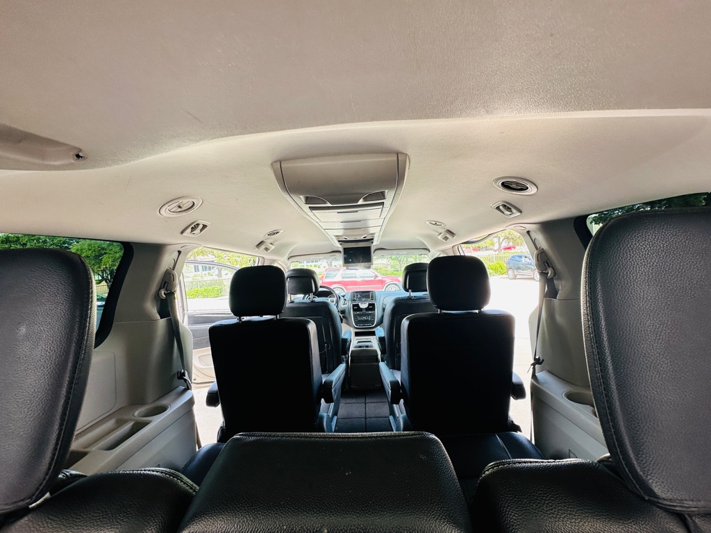 Photo 19 of this CHRYSLER TOWN & COUNTRY