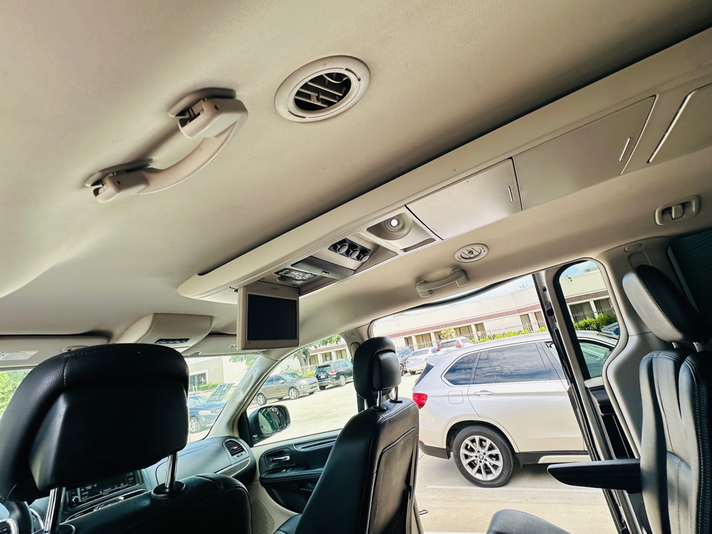 Photo 15 of this CHRYSLER TOWN & COUNTRY