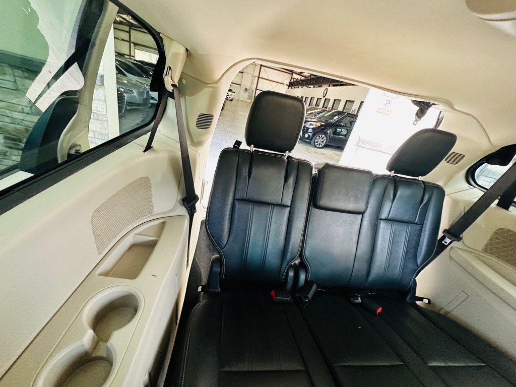Photo 22 of this CHRYSLER TOWN & COUNTRY