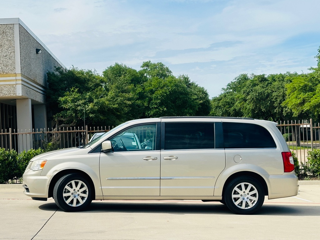 Photo 4 of this CHRYSLER TOWN & COUNTRY