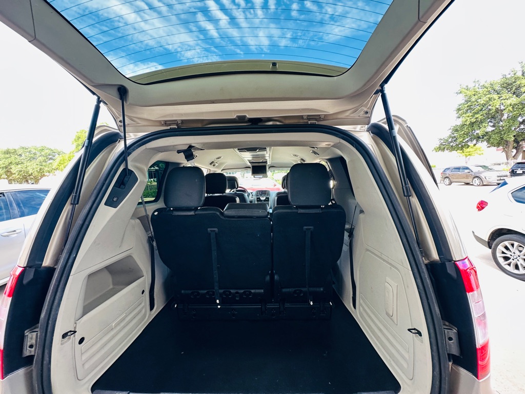 Photo 18 of this CHRYSLER TOWN & COUNTRY