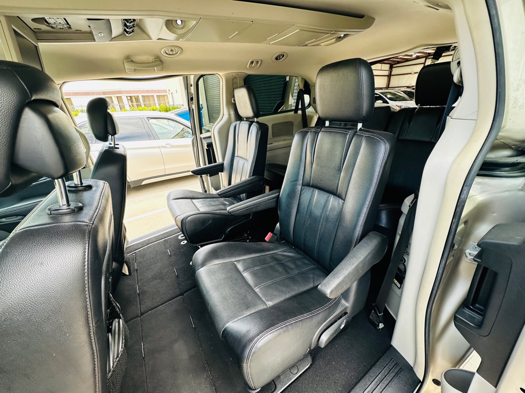 Photo 16 of this CHRYSLER TOWN & COUNTRY