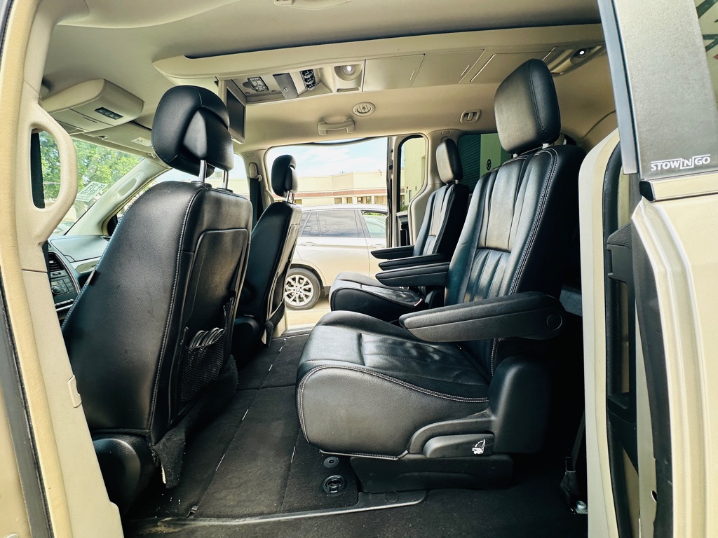 Photo 14 of this CHRYSLER TOWN & COUNTRY