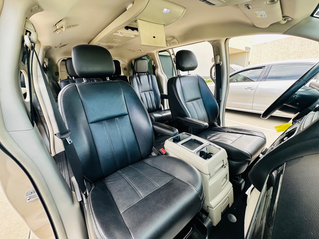 Photo 25 of this CHRYSLER TOWN & COUNTRY