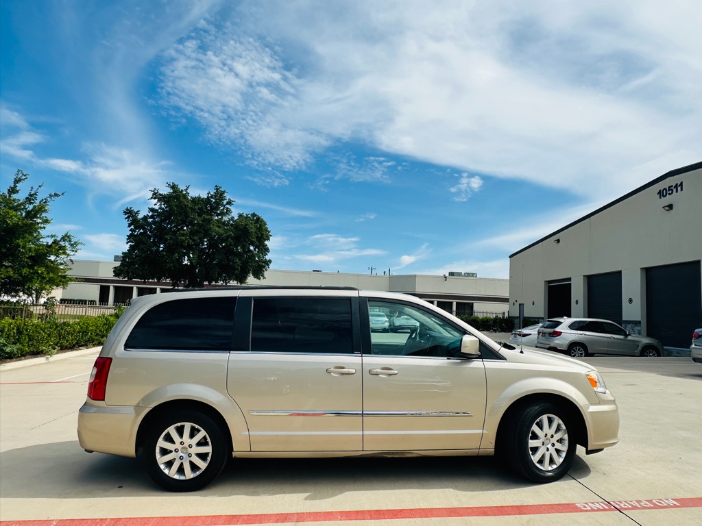 Photo 10 of this CHRYSLER TOWN & COUNTRY