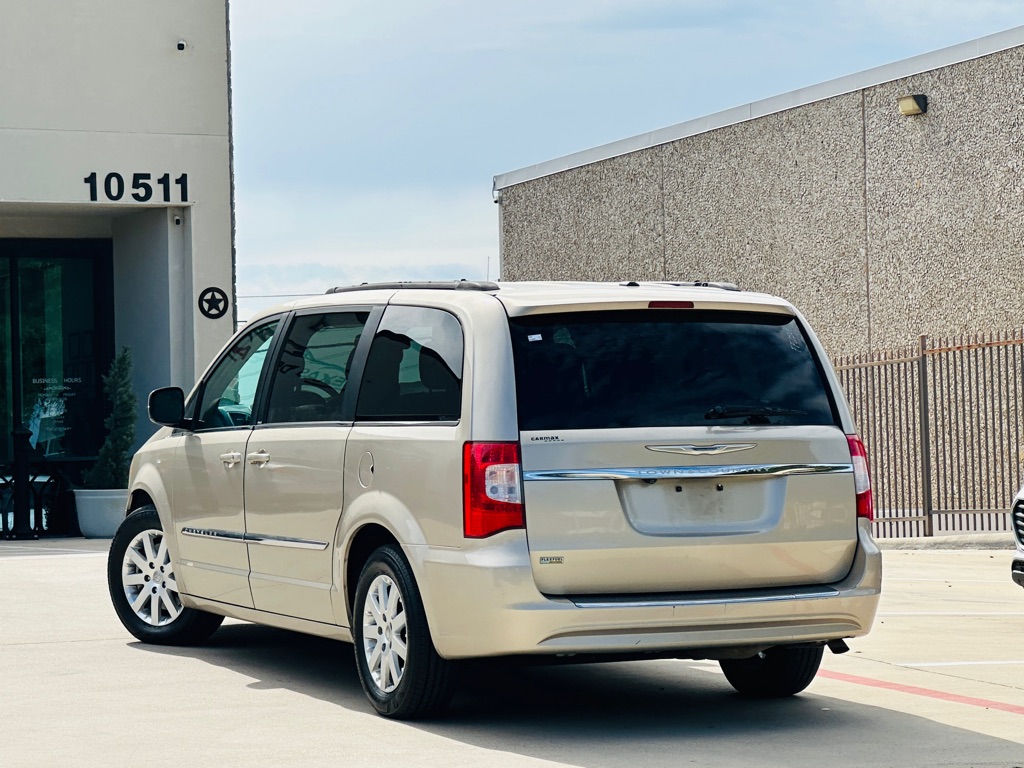 Photo 6 of this CHRYSLER TOWN & COUNTRY