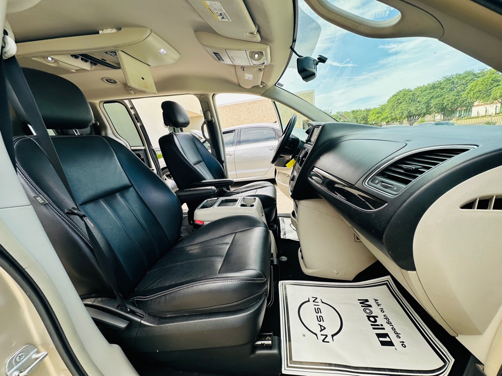 Photo 23 of this CHRYSLER TOWN & COUNTRY