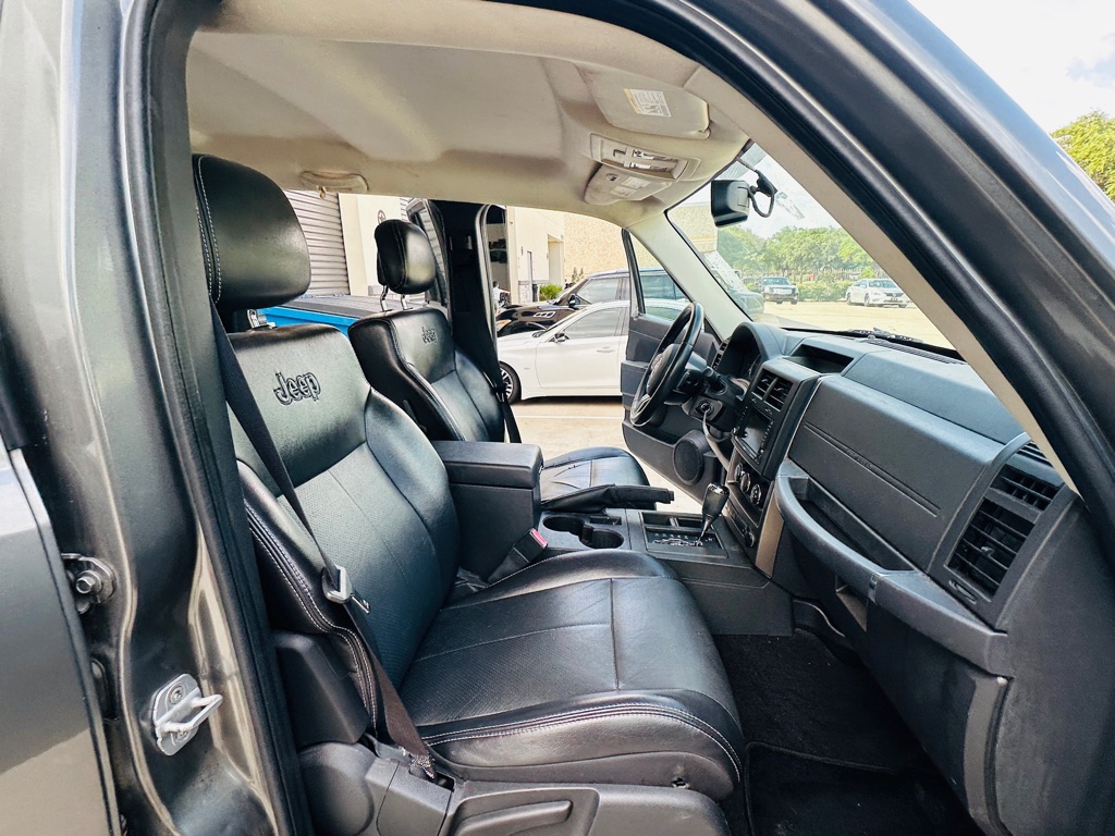Photo 22 of this JEEP LIBERTY