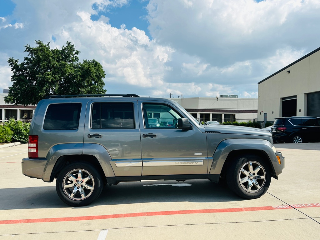 Photo 12 of this JEEP LIBERTY