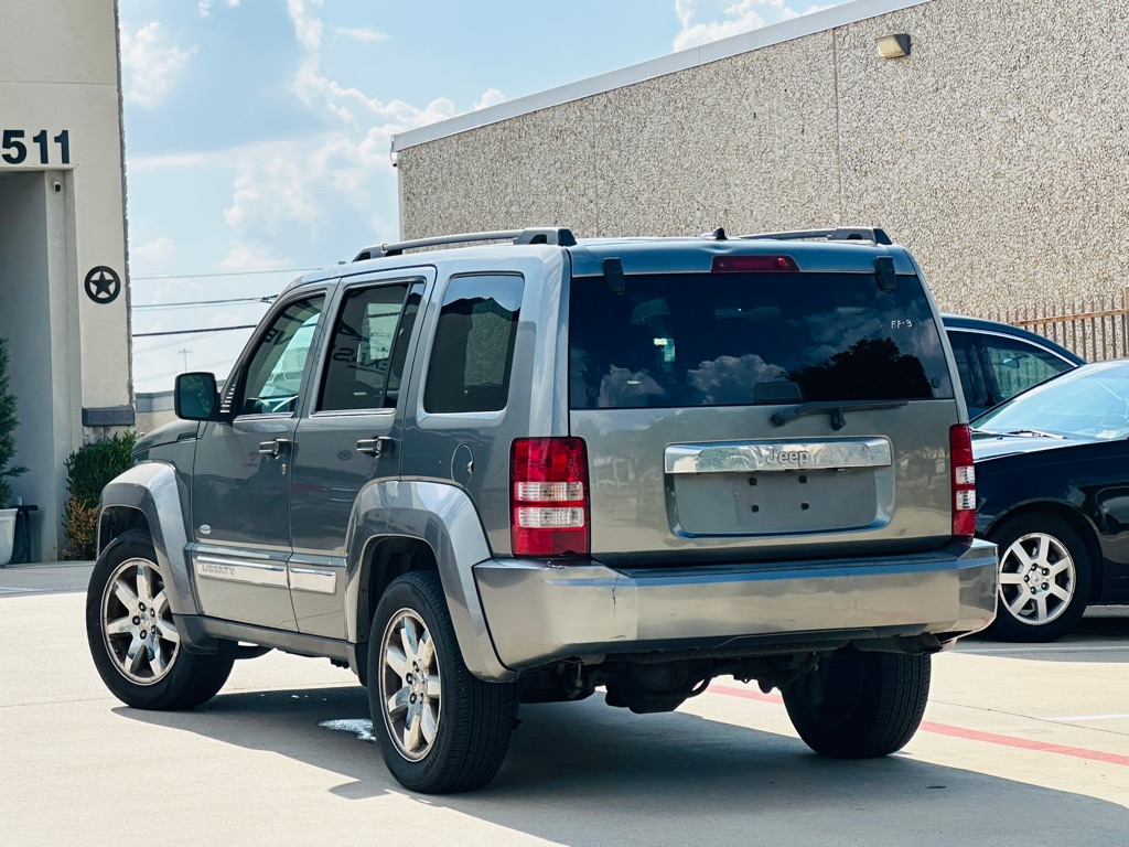 Photo 8 of this JEEP LIBERTY