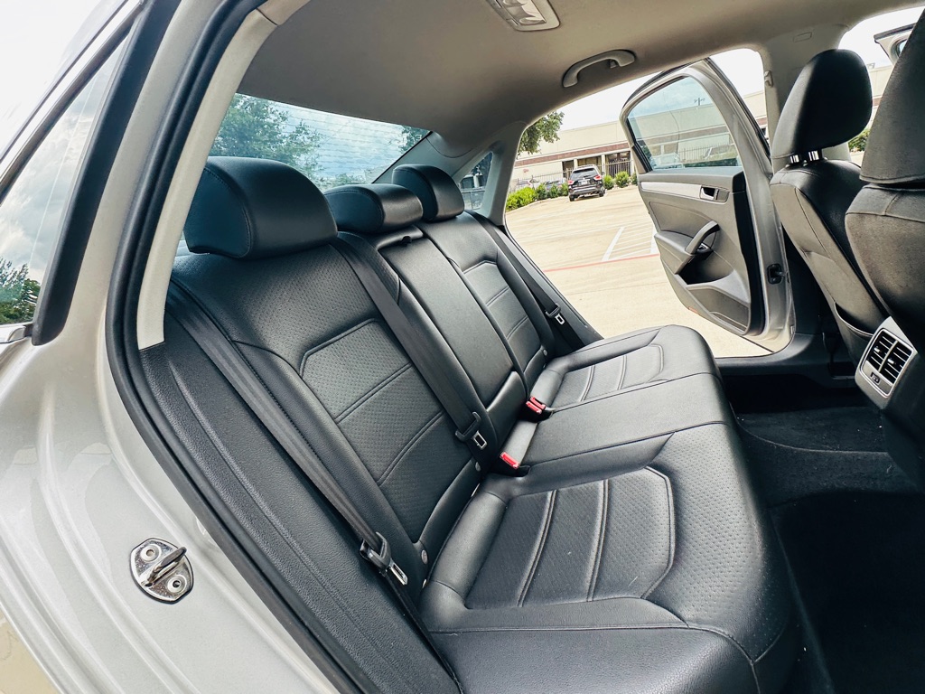 Photo 22 of this VOLKSWAGEN PASSAT
