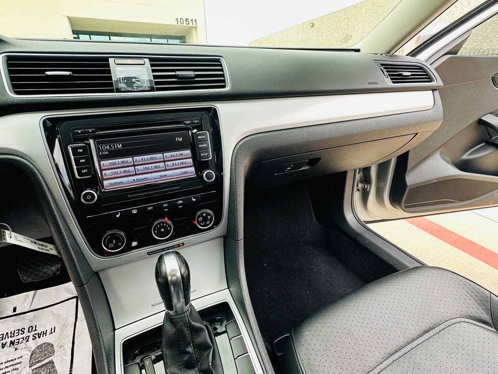 Photo 17 of this VOLKSWAGEN PASSAT