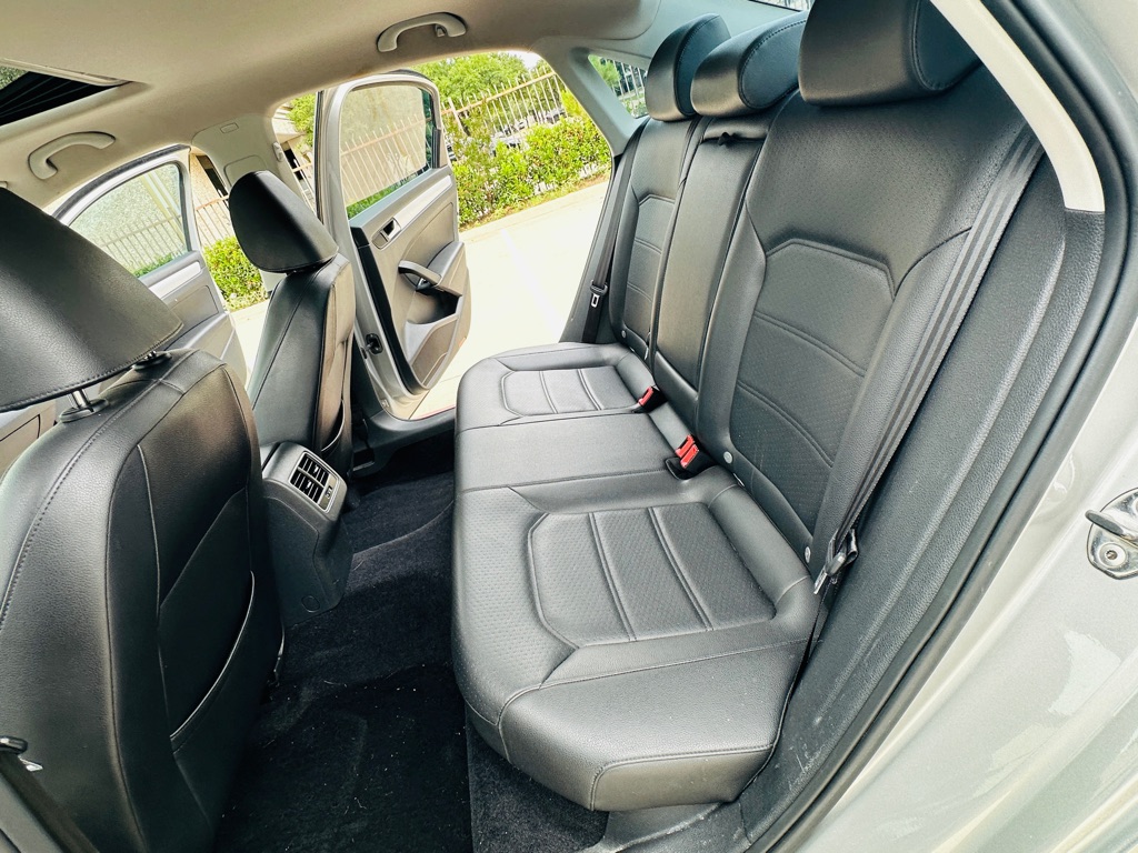 Photo 20 of this VOLKSWAGEN PASSAT