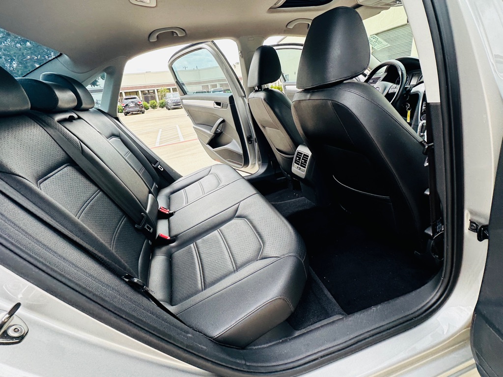 Photo 21 of this VOLKSWAGEN PASSAT