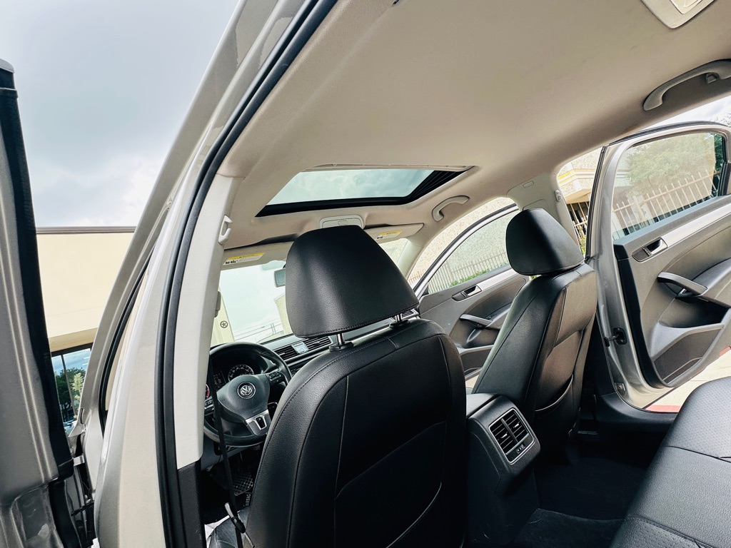 Photo 19 of this VOLKSWAGEN PASSAT