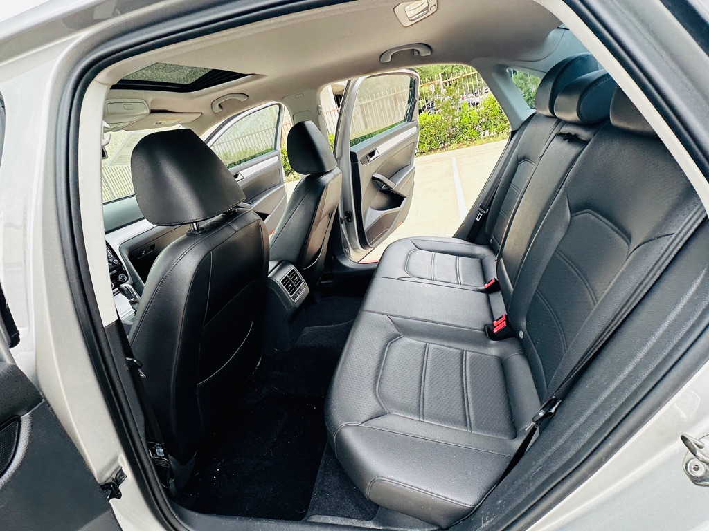 Photo 18 of this VOLKSWAGEN PASSAT