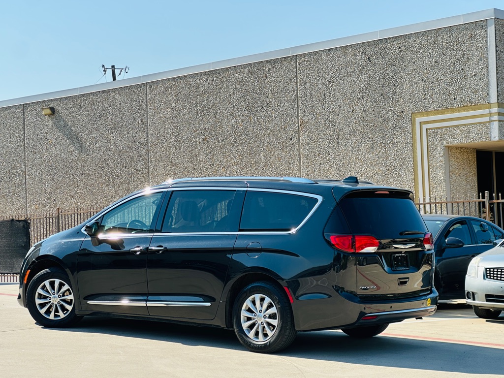 Photo 8 of this CHRYSLER PACIFICA