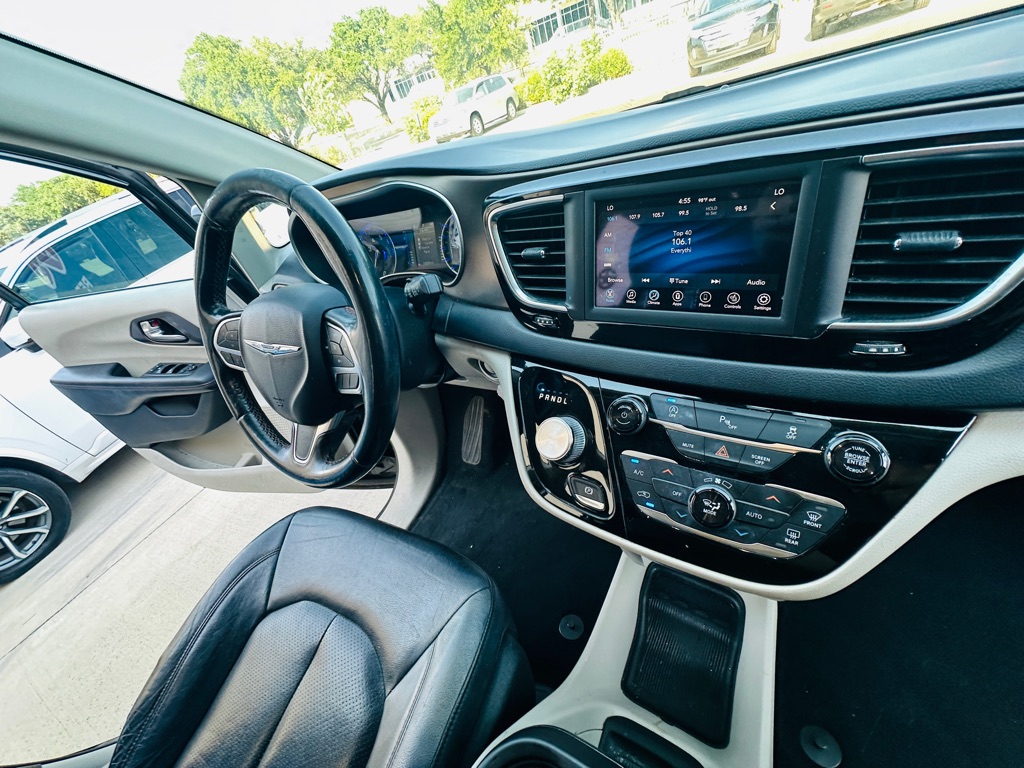 Photo 33 of this CHRYSLER PACIFICA