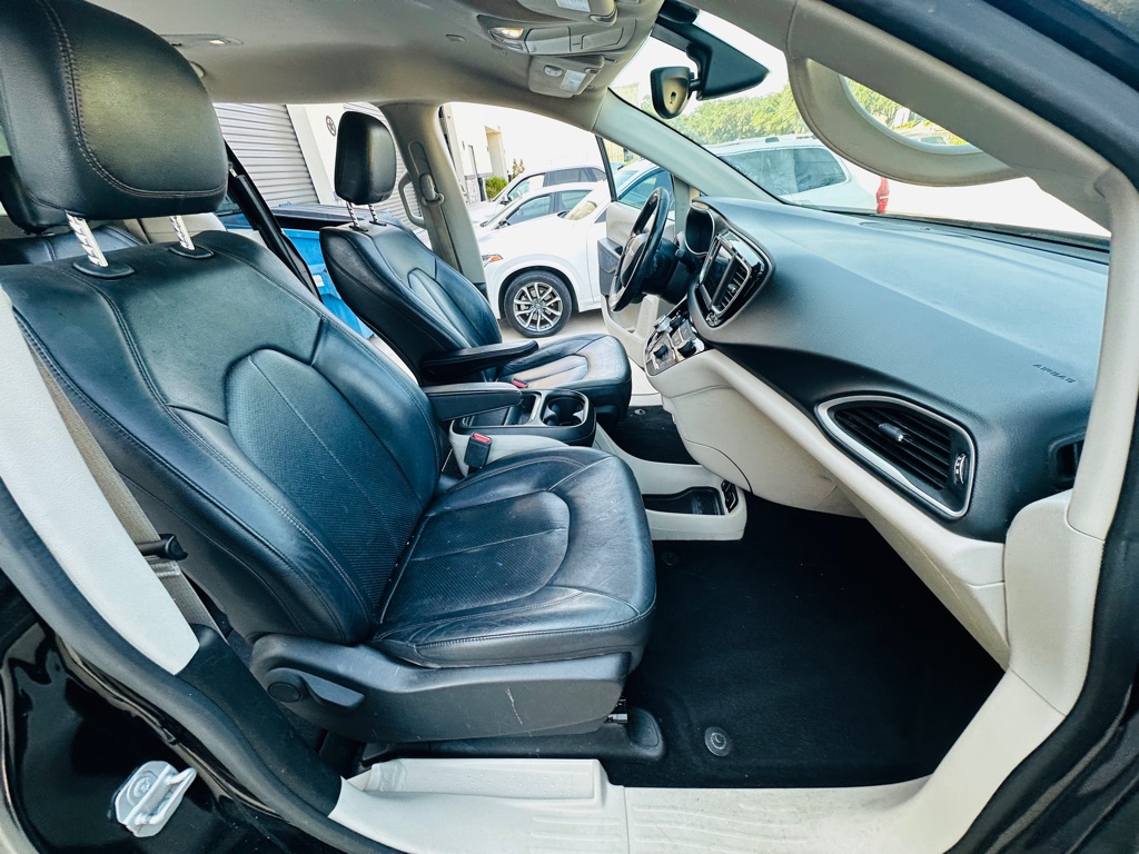 Photo 29 of this CHRYSLER PACIFICA