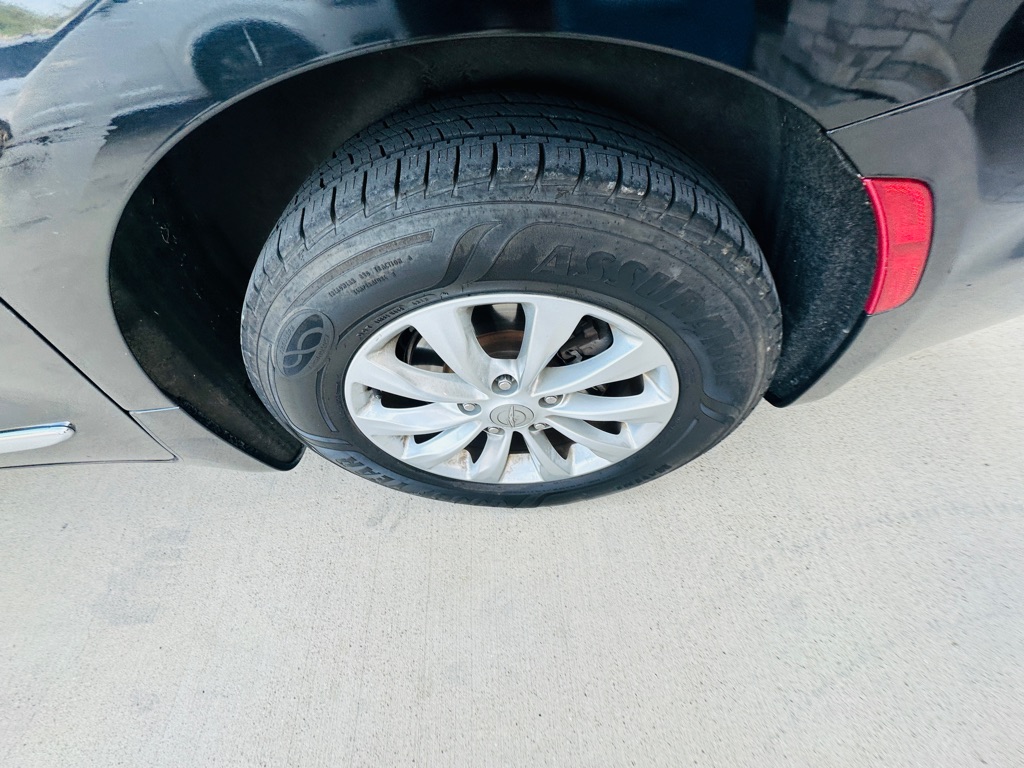 Photo 35 of this CHRYSLER PACIFICA