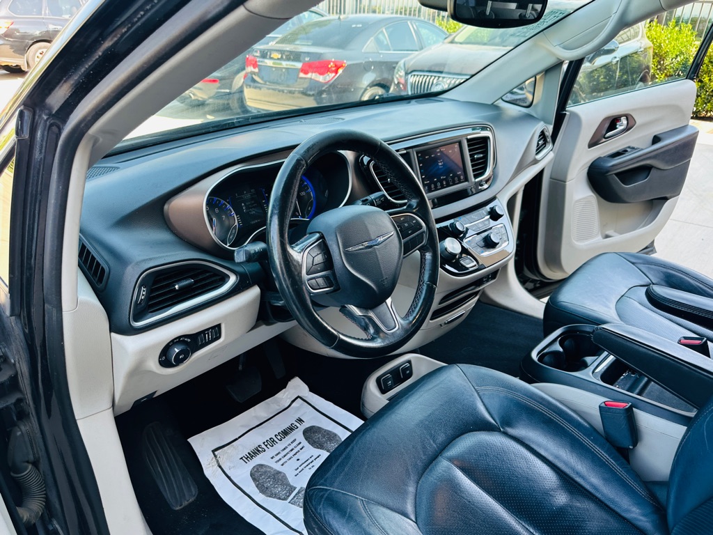 Photo 16 of this CHRYSLER PACIFICA