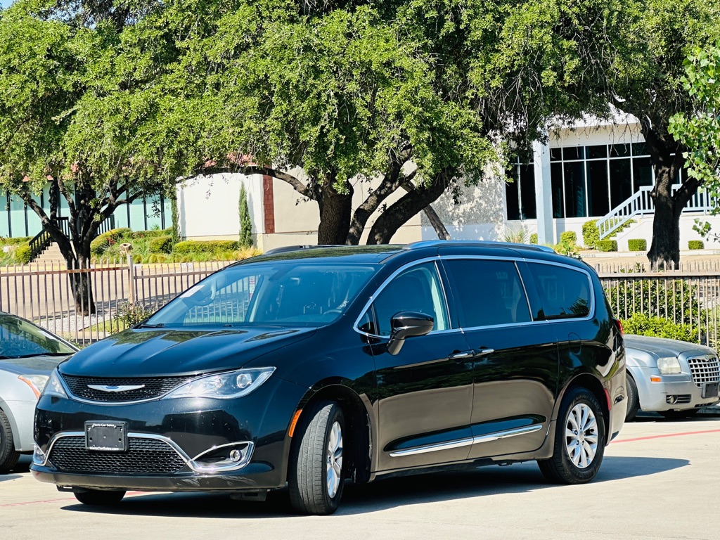 Photo 4 of this CHRYSLER PACIFICA