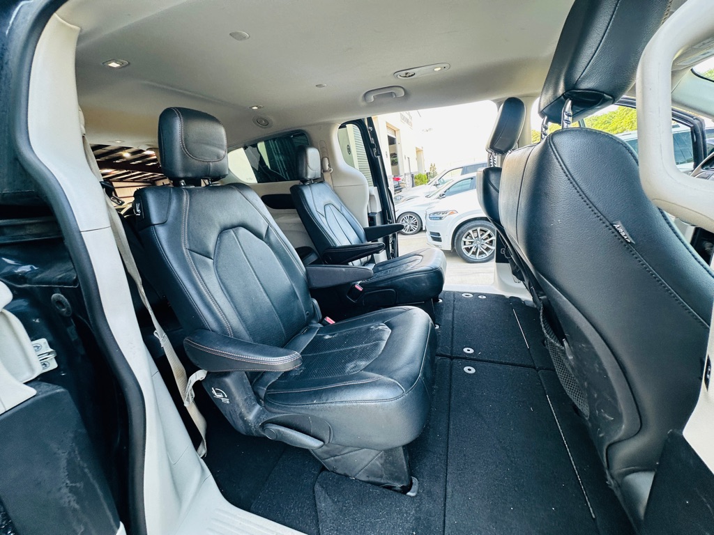 Photo 27 of this CHRYSLER PACIFICA
