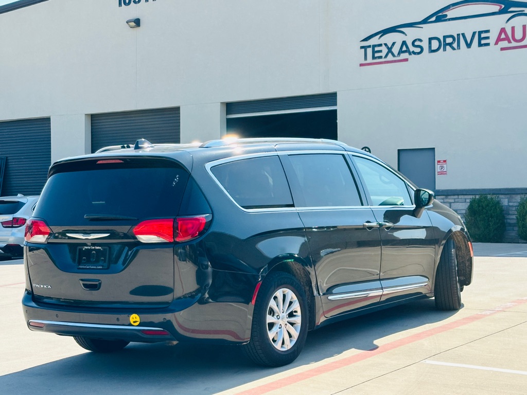 Photo 13 of this CHRYSLER PACIFICA