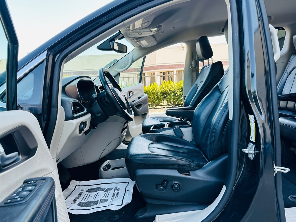 Photo 15 of this CHRYSLER PACIFICA