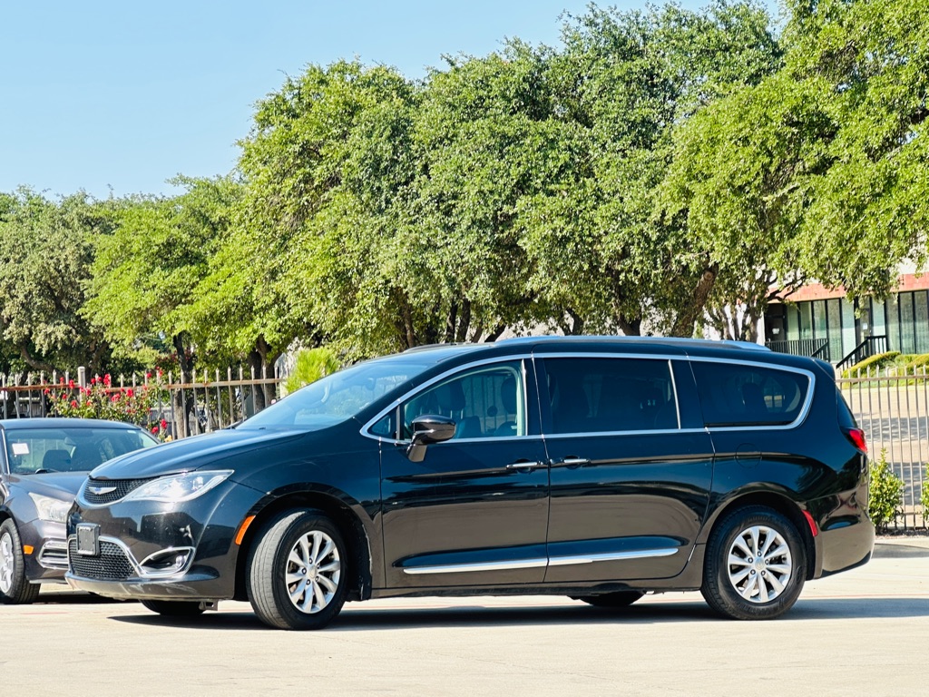 Photo 5 of this CHRYSLER PACIFICA