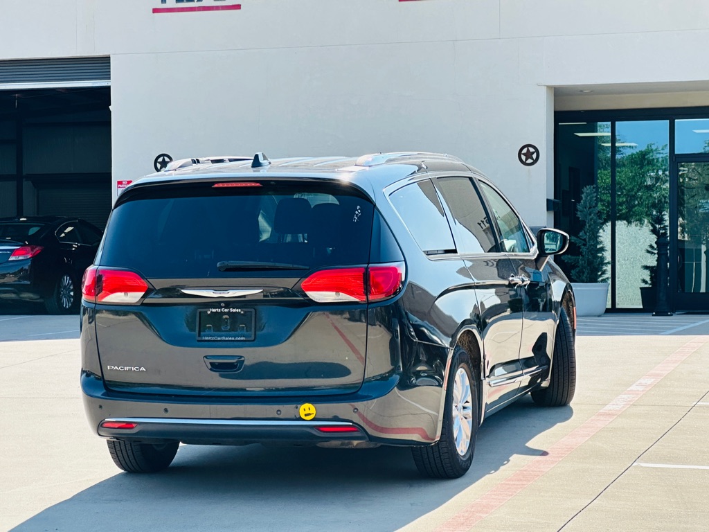 Photo 11 of this CHRYSLER PACIFICA