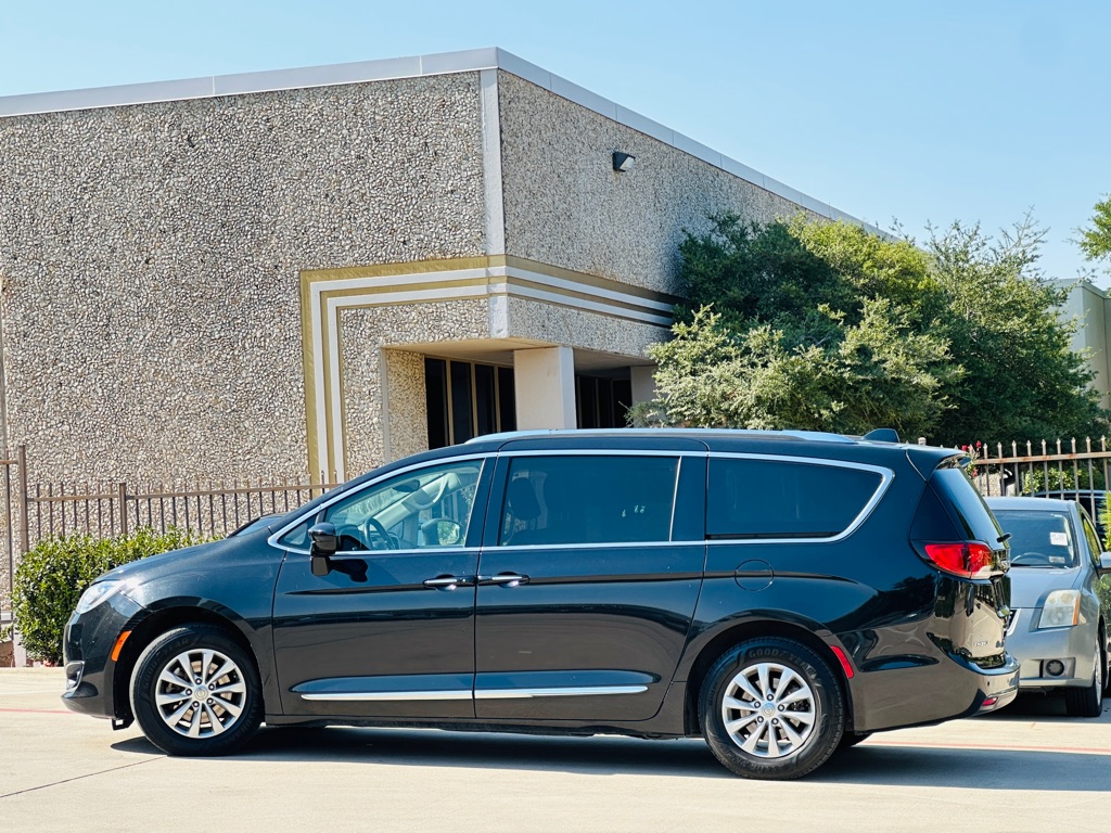 Photo 7 of this CHRYSLER PACIFICA