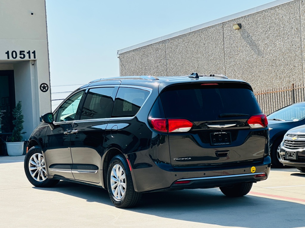 Photo 9 of this CHRYSLER PACIFICA