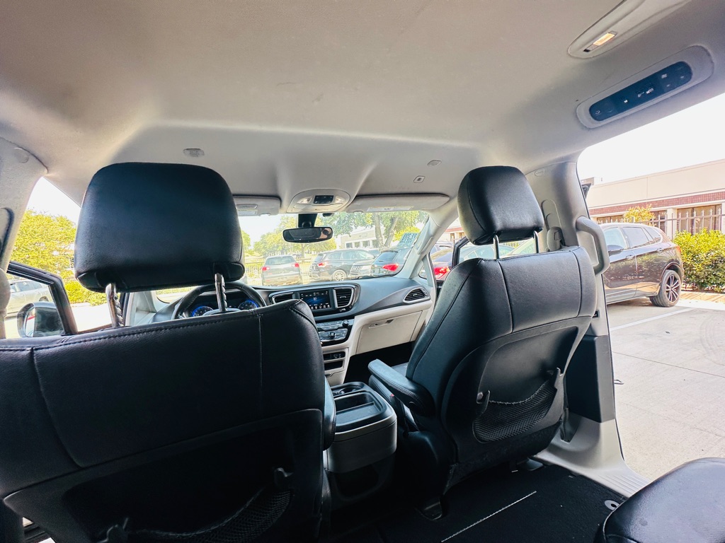 Photo 23 of this CHRYSLER PACIFICA