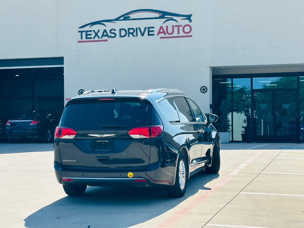 Photo 12 of this CHRYSLER PACIFICA