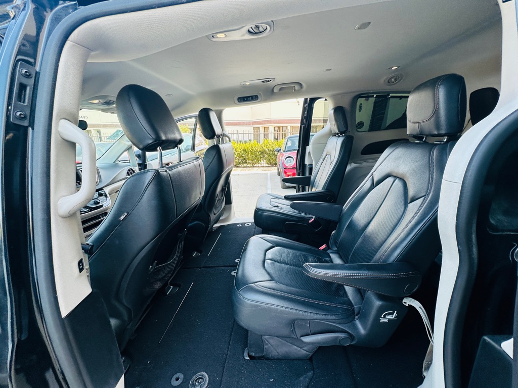 Photo 21 of this CHRYSLER PACIFICA