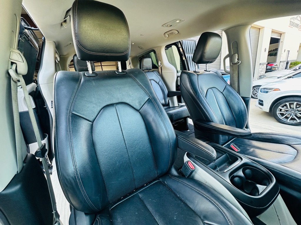 Photo 31 of this CHRYSLER PACIFICA