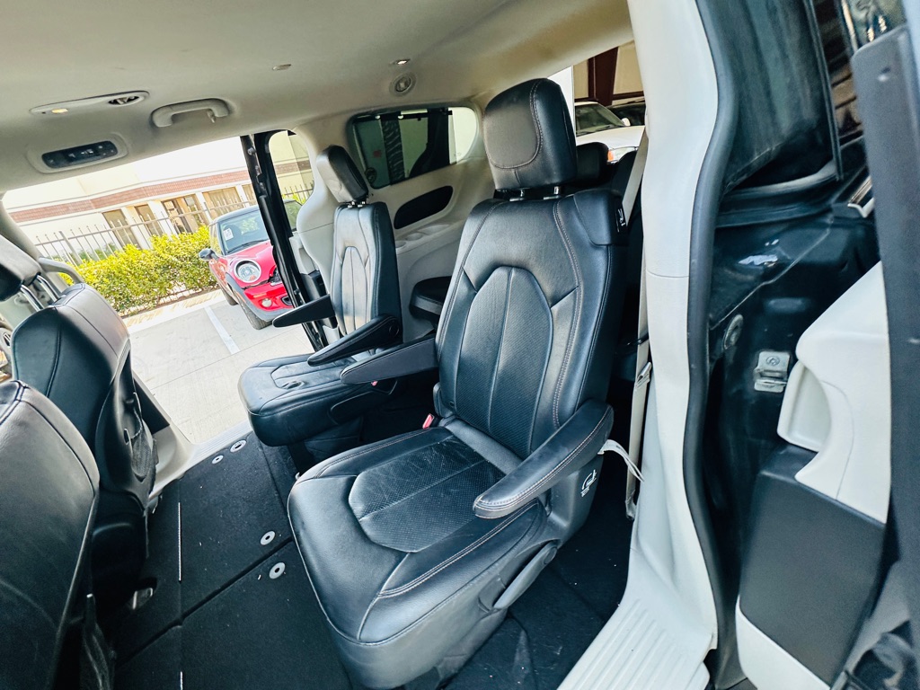 Photo 22 of this CHRYSLER PACIFICA