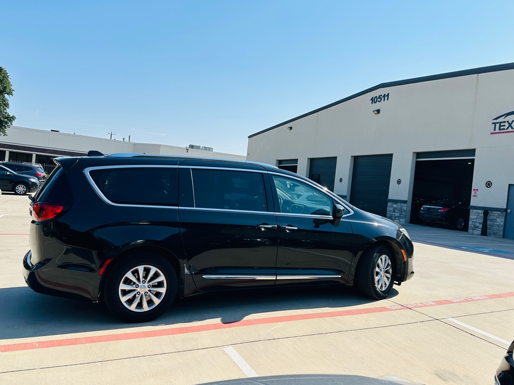 Photo 14 of this CHRYSLER PACIFICA