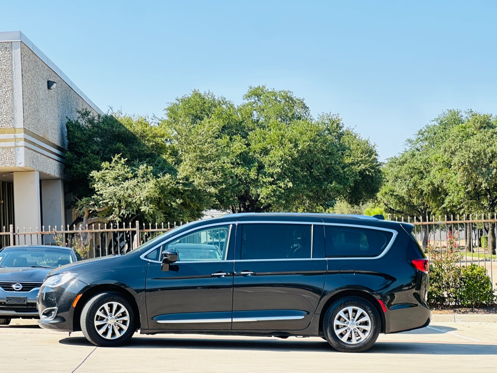 Photo 6 of this CHRYSLER PACIFICA