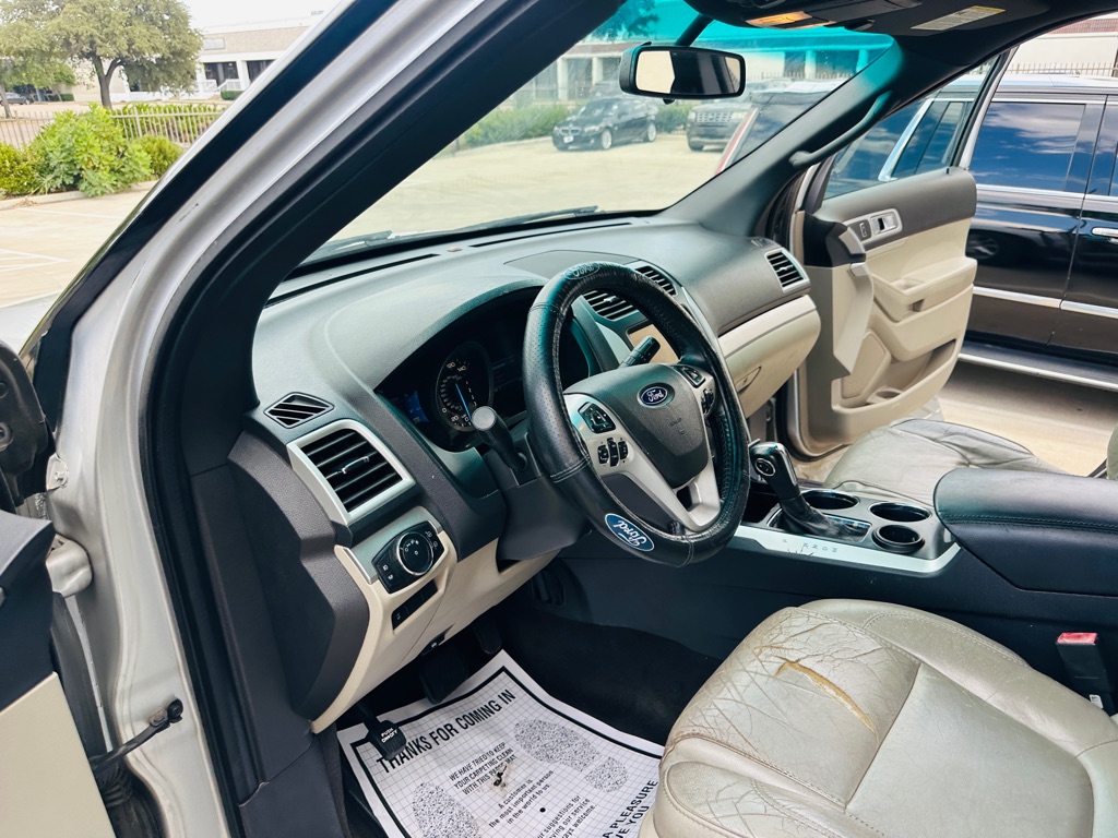 Photo 13 of this FORD EXPLORER
