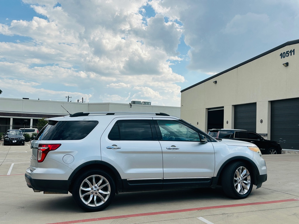 Photo 11 of this FORD EXPLORER