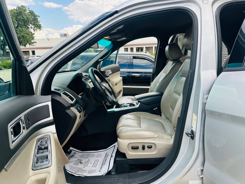 Photo 12 of this FORD EXPLORER