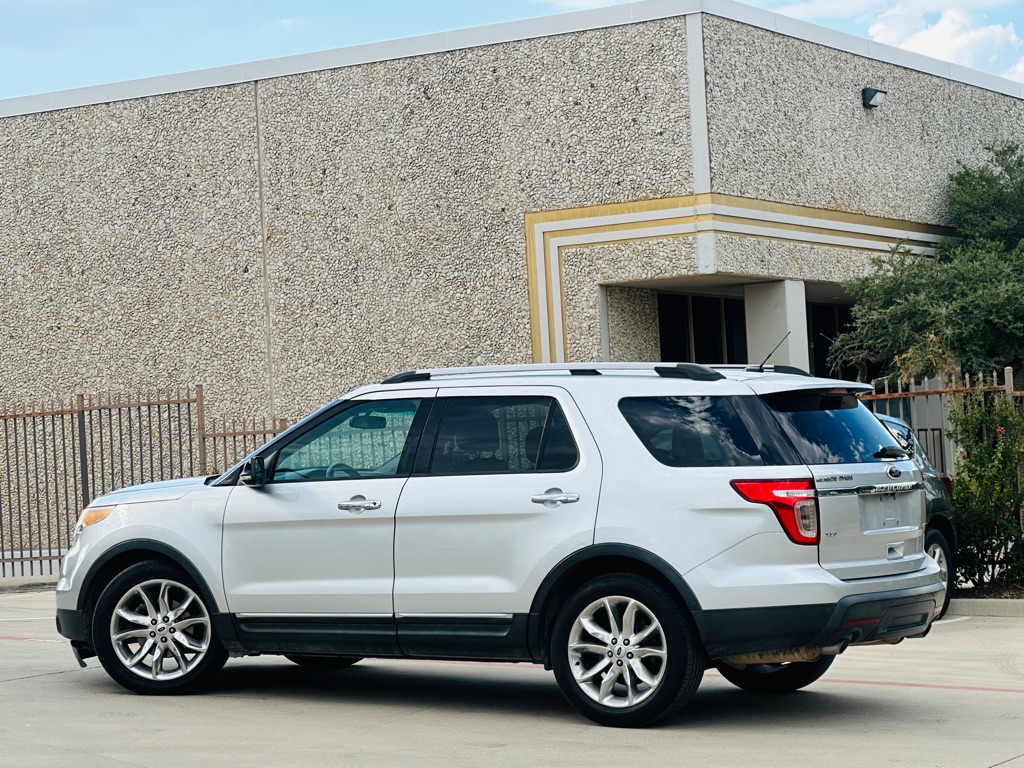 Photo 6 of this FORD EXPLORER
