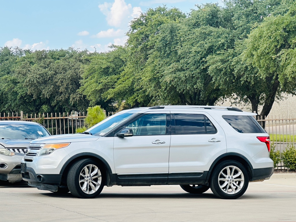 Photo 4 of this FORD EXPLORER