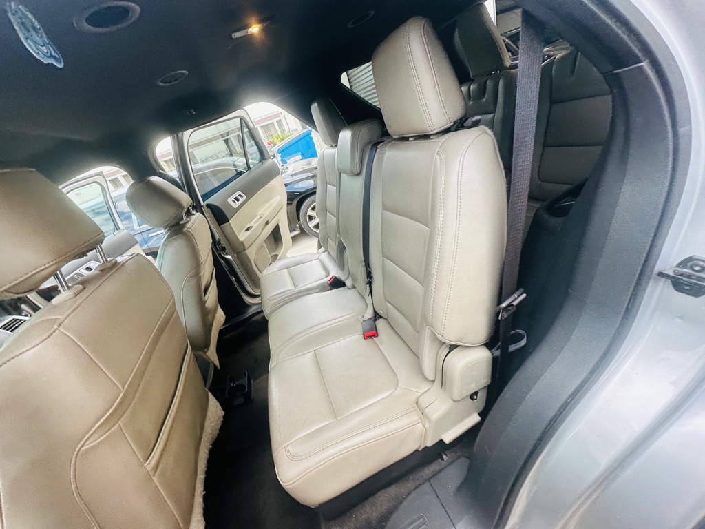 Photo 17 of this FORD EXPLORER