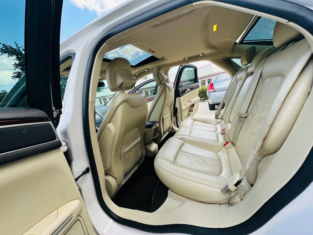 Photo 18 of this LINCOLN MKZ